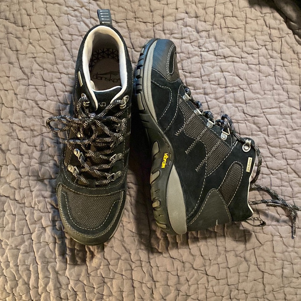 NWOT Ladies Black Dansko Hiking Boot, 39.
